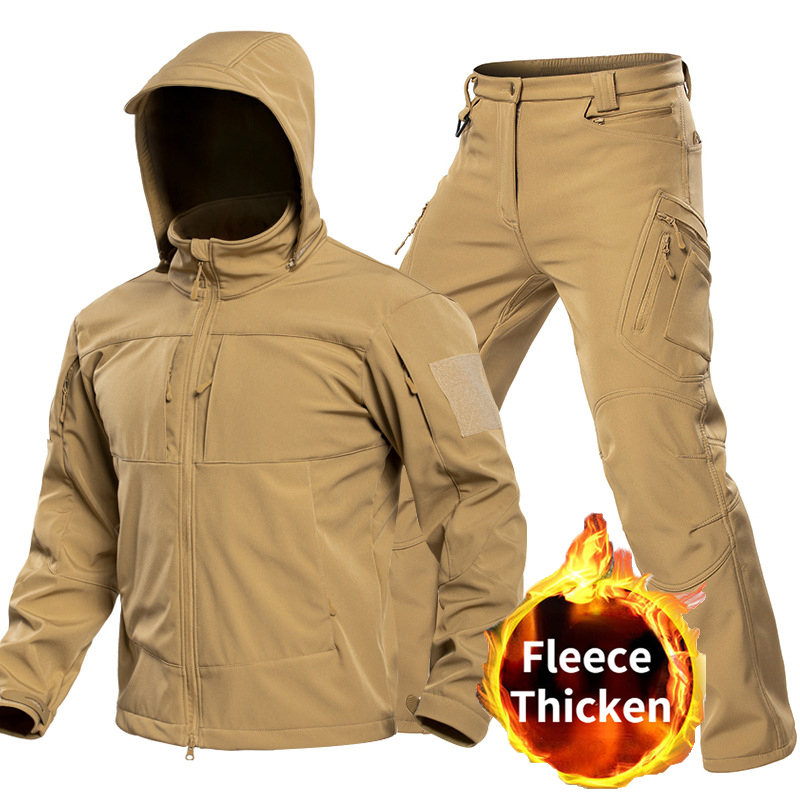 Outdoor Camping Set - ชุดเสื้อผ้าซอฟต์เชลล์สำหรับผู้ชายแบบยุทธวิธีกลางแจ้ง พร้อมฮู้ด แจ็คเก็ตซิปเต็มตัว กางเกงคาร์โก้ กันลม ชุดหลายกระเป๋าสำหรับการล่าสัตว์